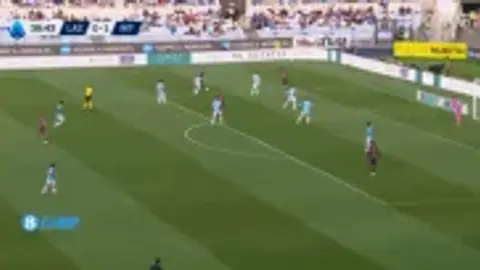 Lautaro chuyền và sút! Sucic căng cung tên trước vòng cấm và ghi bàn từ cự ly xa. Inter 2-0 Lazio
