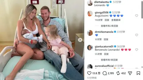 Cả hai đứa trẻ! Karius đăng ảnh lên mạng xã hội để thông báo về sự ra đời của con trai. Vợ chồng anh đã có một cô con gái rồi