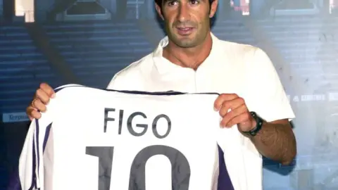 Figo: Chúng tôi không thể coi xung đột trong phòng thay đồ là chuyện bình thường, sự căm ghét của người hâm mộ Barcelona đối với tôi vẫn chưa nguôi ngoai
