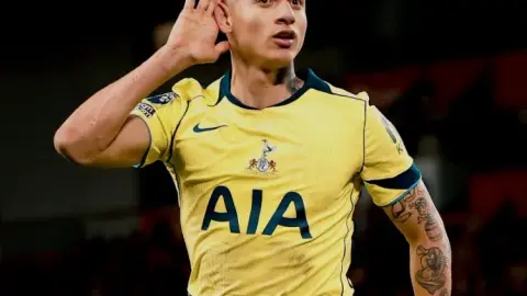 Tottenham chúc Rissarisson sinh nhật thứ 29 vui vẻ. Cầu thủ này đã chơi 130 trận với 31 bàn thắng và 15 đường kiến ​​tạo kể từ khi gia nhập.