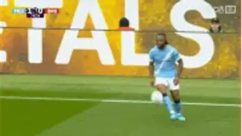 Một tia cảm hứng! Haaland giằng co trong vòng cấm và dùng gót chân đánh bóng. Chú ong nhỏ 2-0 của Manchester City
