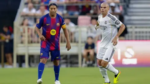 Món khai vị El Clasico! Barcelona hòa 1-1 với Real Madrid, Montoya và Negredo ghi bàn