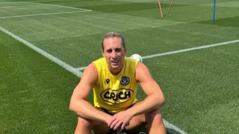 Deulofeu 32 tuổi đã trở lại tập luyện nhưng anh vẫn chưa từ bỏ ước mơ trở lại.