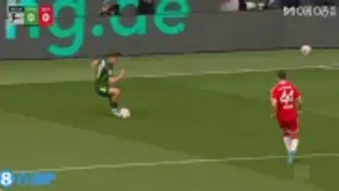 Chúa! Urbich thực hiện nhiều pha cứu thua quan trọng trong hiệp 1 để giữ nguyên khung thành, Bayern tạm 0-0 Wolfsburg