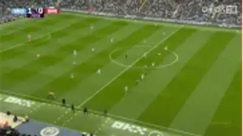Manchester City 1-0 Shad ngã xuống đất sau pha va chạm với Nunes trong vòng cấm. Trọng tài chỉ ra rằng không có quả phạt đền