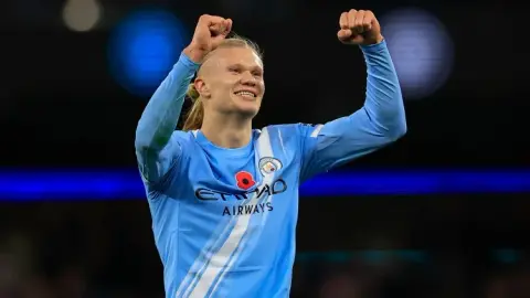 Một người vượt quá một đội! Haaland đã ghi được 26 bàn thắng ở Premier League mùa này, trong khi đội Wolves chỉ ghi được 24 bàn thắng