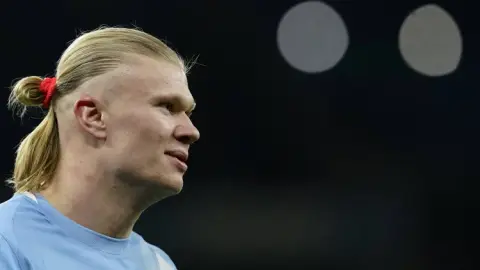 Haaland đã ghi 50 bàn thắng mùa này, 37 bàn thắng cho Manchester City và 13 bàn thắng cho Na Uy