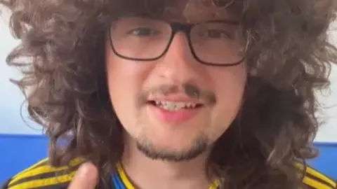 Không có cơ hội được cắt tóc! Anh tóc dài: Tôi sẽ kiên trì cho đến khi Man United giành được 5 chiến thắng liên tiếp, điều đó chắc chắn sẽ đạt được ở mùa giải tới