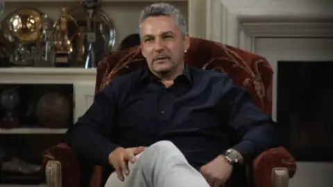 Baggio: Có khoảng cách về tài năng bóng đá Ý. Anh từng chơi đùa cùng Maradona trên máy bay