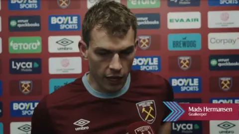 Hermansson chỉ trích trọng tài: Đã thiếu nhất quán trong suốt mùa giải, và các thủ môn ở Premier League đã bị cản phá trái phép.