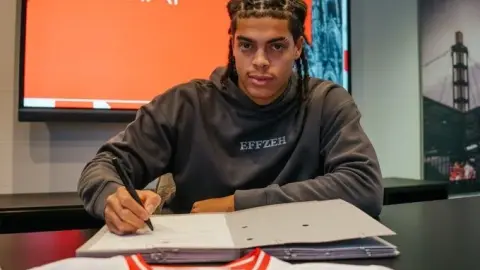 Bild: Hậu vệ cho mượn của Manchester City, Pusey đã đến tập muộn và bị loại khỏi danh sách thi đấu của Cologne