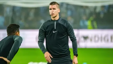 UEFA bổ nhiệm Francois Letexier bắt chính chung kết Europa League Freiburg vs Aston Villa