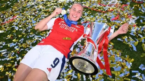 Beth Mead chia tay Arsenal nữ sau mùa 2025/26, khép lại chín năm gắn bó