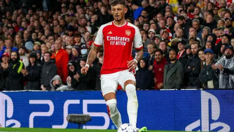 Sky Sports: Hậu vệ Ben White của Arsenal bị nghi dính chấn thương đầu gối sau khi được thay ra vì chấn thương