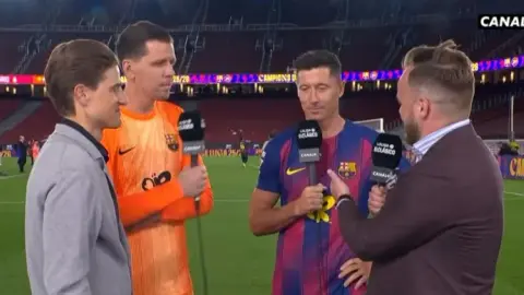 Szczesny và Lewandowski được phỏng vấn trong cùng một khung hình sau khi giành chức vô địch. Phóng viên hỏi 3C trả lời: Lewandowski ở lại