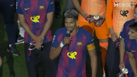 Bài phát biểu chiến thắng của Araujo: Cúp vô địch thuộc về tất cả người hâm mộ Barcelona và sẽ còn nhiều vinh quang hơn nữa trong tương lai