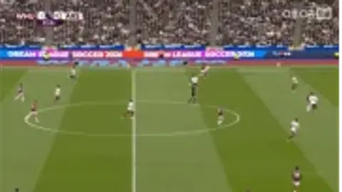 West Ham có cú sút đầu tiên trước Arsenal nhưng Summerville dứt điểm chệch khung thành