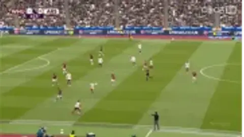 Raya quá ổn định! Cú đánh đầu phản công của Wan-Bissaka của Castellanos đã bị Raya cản phá.