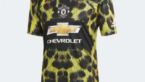 Truyền thông nước ngoài: Man United sẽ trình làng áo đấu thứ tư đầu tiên trong lịch sử đội bóng, sẽ chính thức ra mắt vào mùa giải 2026-27.