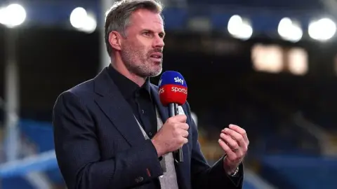 Carragher: Arsenal gây khó chịu vì luôn cố chạm vào ranh giới luật lệ