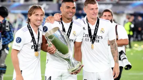 Casemiro: Ở Real Madrid phải luôn nhìn về phía trước, Modric và Kroos luôn là điểm tựa chuyền bóng