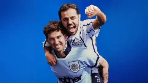 Man City mời nhiếp ảnh gia nổi tiếng chụp bộ ảnh cho Stones và Bernardo Silva, tái hiện khung hình kinh điển của Oasis