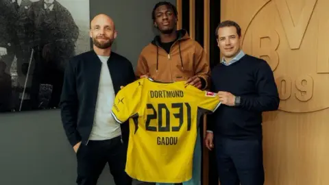Chính thức: Dortmund ký hợp đồng với trung vệ 19 tuổi Gadot của Salzburg với tổng giá được cho là 26 triệu euro