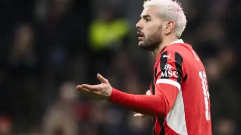 Báo lá cải: Theo Hernandez bị tố đứng ra tổ chức tiệc mại dâm, nhiều cầu thủ bị nghi tham gia