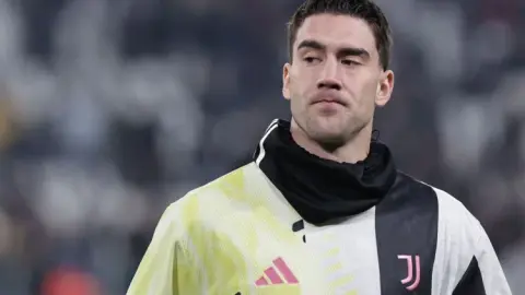 Vlahovic tiếp tục đàm phán với Juventus trong tuần này để gia hạn hợp đồng nhưng Juventus không sẵn sàng tăng đề nghị