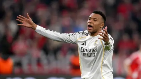 La Liga: Trái tim thủy tinh? TA: Mbappé đã nhiều lần bị la ó ở Bernabeu và không muốn ra sân lần nữa ở Bernabeu mùa này.