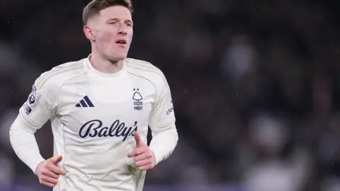 Phóng viên: Man United muốn chiêu mộ ít nhất 5 tân binh, ưu tiên 3 tiền vệ