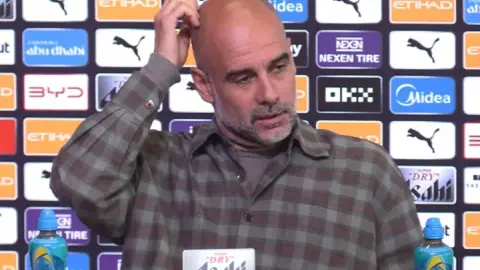 Guardiola: Đừng hỏi tôi về VAR và luật lệ, hãy hỏi trọng tài, chúng ta sẽ thích nghi với VAR