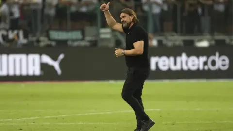 Falke: Lẽ ra Leeds United phải giành được nhiều điểm hơn nhưng việc tránh được việc xuống hạng là điều đáng tự hào