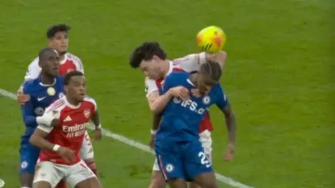 Hội đồng chuyên gia Premier League nhận thấy Arsenal được hưởng lợi từ lỗi trọng tài ba lần trong mùa giải này