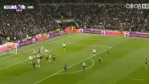 Leeds gỡ hòa Tottenham từ chấm phạt đền sau pha giải nguy lỗi của Tel