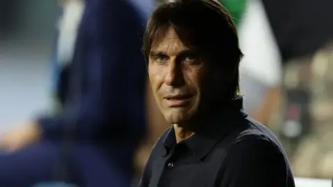 Conte: Napoli không đáng thua Bologna, phải dốc sức cho 2 vòng cuối