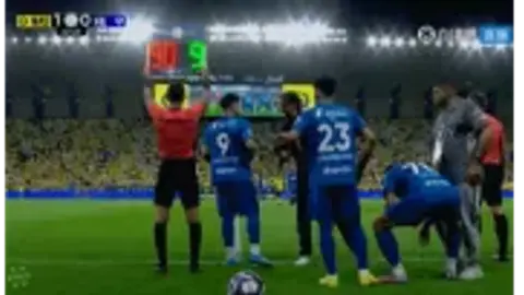 Ronaldo ôm Benzema khi tiền đạo người Pháp rời sân