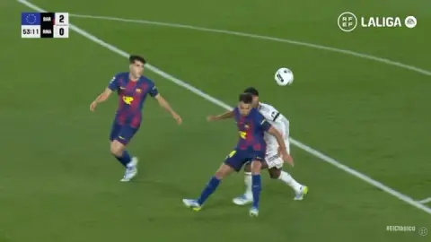 Bình luận từ LĐBĐ Tây Ban Nha: Garcia và Belin có va chạm tự nhiên trong El Clasico, trọng tài thực hiện quả phạt đền tại chỗ.