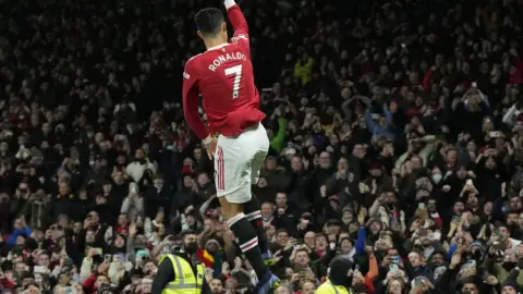 Đôi giày cũ của Ronaldo thời Man United được bán đấu giá với giá 7.500 bảng