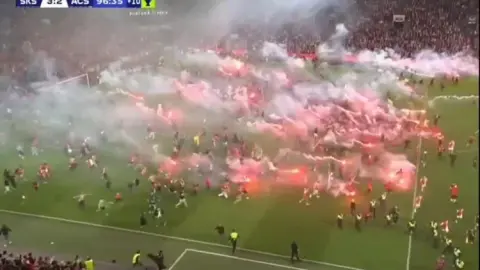 Slavia Prague bị xử thua 0-3 vì bạo loạn của CĐV, cuộc đua vô địch đổi chiều