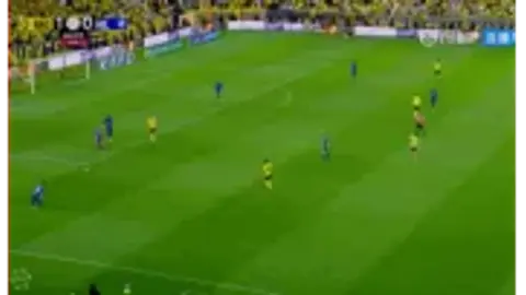 Bản năng ổn định hơn. Koeman một tay sút trúng cột dọc, Ronaldo bất lực dang tay ra. Victory bỏ lỡ cơ hội dẫn trước 2 bàn