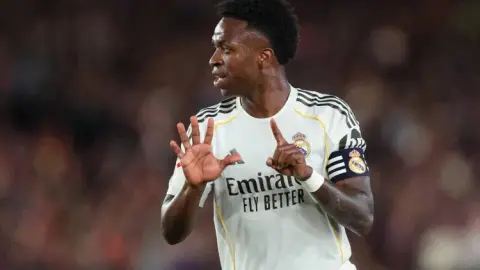 Aspen: Vinicius bị CĐV Barcelona xúc phạm ở El Clasico và bị đưa ra ủy ban kỷ luật