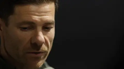 Zenden: Alonso cần thận trọng khi tới Chelsea. Người hâm mộ sẽ khó chấp nhận anh ấy. Nếu thất bại lần nữa, sự nghiệp của anh sẽ bị ảnh hưởng.