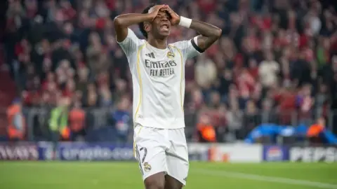Marca: Biến động gần đây của Real Madrid đã làm dấy lên cơn giận dữ ở Bernabeu, rạn nứt giữa họ và Vinicius không thể hàn gắn