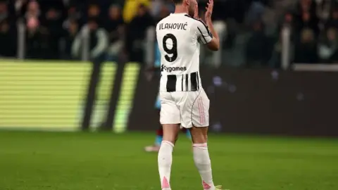 Phóng viên: Juventus chưa sẵn sàng đáp ứng đầy đủ yêu cầu của DV9, cầu thủ này được một trong những cầu thủ Real Madrid giới thiệu