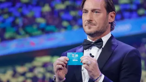 MIDI: Người ta nghi ngờ liệu Totti có thể trở lại Rome hay không và hai tháng qua không có tiến triển gì.