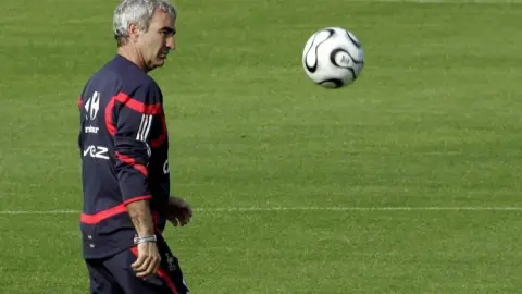 Domenech chỉ trích phim tài liệu World Cup 2010 của Pháp: Nó hoàn toàn nhắm vào cá nhân tôi và cực kỳ ác độc