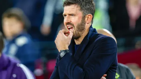 Phóng viên: Manchester United sẽ đề nghị với Carrick một hợp đồng có thời hạn 2 + 1 năm và anh ấy đã tham gia công tác tuyển dụng vào mùa hè này.