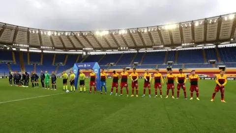 Mi Sports: Không hài lòng vì trận derby được ấn định vào thứ Hai tới! Tổ chức cổ động viên Roma South Stand thông báo sẽ từ chối vào cửa