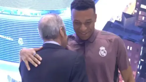 Marca: Trước trận gặp Oviedo, Florentino ôm chặt Kybappe tại Bernabeu